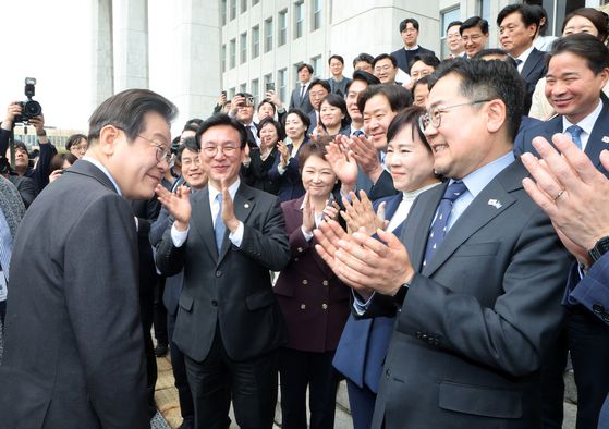 이재명 더불어민주당 대표가 9일 오전 서울 여의도 국회에서 대표직 사퇴 후 최고위원 등 당관계자들과 기념촬영을 하고 국회를 나가고 있다. 김성룡 기자