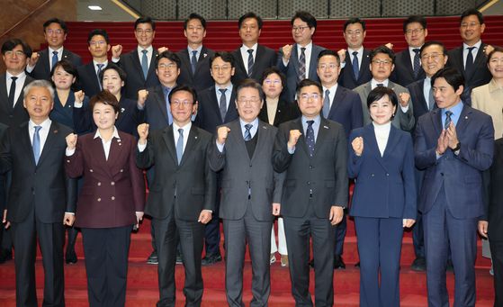 이재명 더불어민주당 대표가 9일 국회에서 열린 최고위원회의에 참석해 박찬대 원내대표의 발언을 듣고 있다. 김성룡 기자