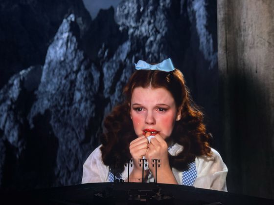 미국 라스베이거스의 구(球) 형태 공연장 스피어에서 8일(현지시간) 구글 클라우드와 구글 딥마인드, 스피어 스튜디오, 워너브라더스 등이 협업해 AI로 재구성한 85년 전 영화 ‘오즈의 마법사’의 영상 제작 과정이 공개되고 있다. 홍상지 기자