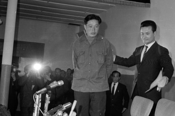 김신조씨가 1968년 1월 22일 기자회견 장으로 들어서고 있다. 중앙포토