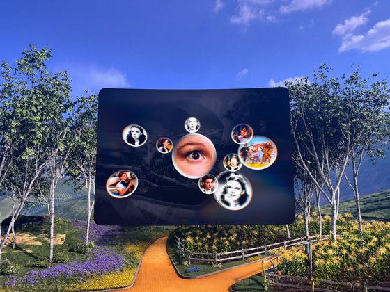 미국 라스베이거스의 구(球) 형태 공연장 스피어에서 8일(현지시간) 순다 피차이 구글 최고경영자(CEO)가 깜짝 등장한 모습. 피차이 CEO는 “AI는 모든 크리에이티브 산업에서 인간의 독창성을 강화할 것이고, 이는 시작에 불과하다”며 구글 클라우드와 구글 딥마인드, 스피어 스튜디오, 워너브라더스 등이 협업해 AI로 재구성한 85년 전 개봉한 영화 ‘오즈의 마법사’를 공개했다. 홍상지 기자