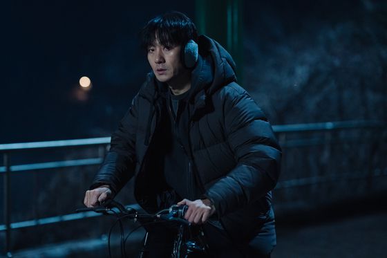 넷플릭스 오리지널 '악연' 스틸 장면. 귀마개를 쓴 '안경남'(박해수 분)은 순박하고 어리숙해 보이지만 반전이 숨겨져 있다. 사진 넷플릭스