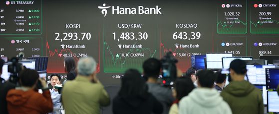 미국의 상호관세가 발효와 함께 코스피 2300선이 무너진 9일 오후 서울 중구 하나은행 본점 딜링룸을 찾은 취재진이 지수가 표시된 스크린을 취재하고 있다. 연합뉴스