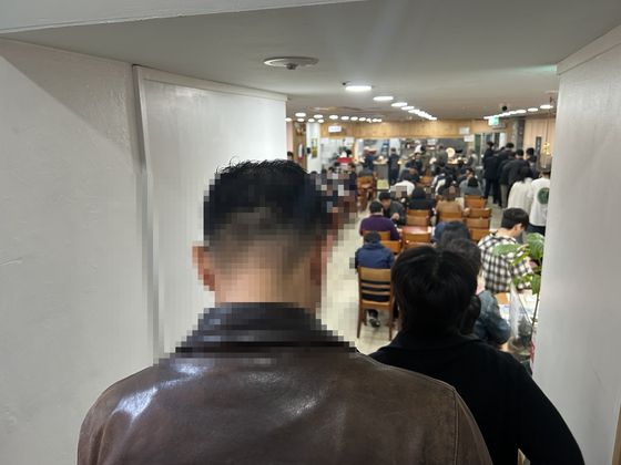 지난 8일 서울 종로구 한식뷔페 식당 내부가 밥을 먹으려는 사람들로 북적인다. 황수연 기자