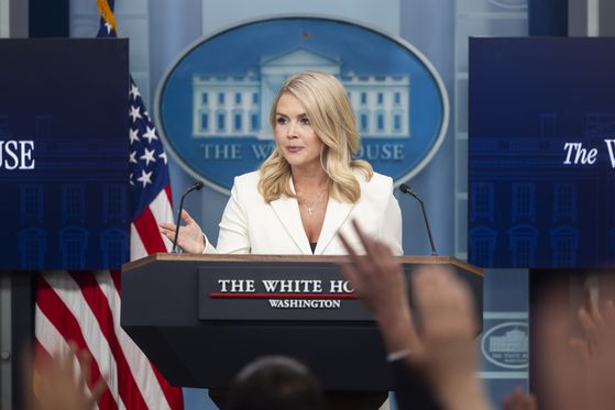 정인교 산업통상자원부 통상교섭본부장이 8일(현지시간) 미국 워싱턴 덜레스 공항에 도착해 취재진 질문에 답하고 있다. 연합뉴스