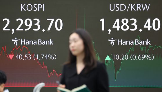 미국의 상호관세가 발효와 함께 코스피 2,300선이 무너진 9일 오후 서울 중구 하나은행 본점 딜링룸에 코스피와 원/달러 환율이 표시돼 있다. 연합뉴스