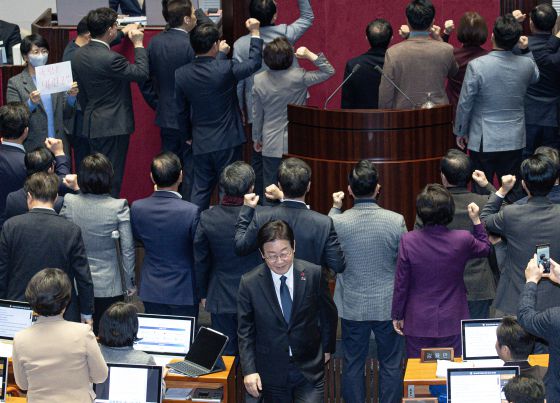 이재명 더불어민주당 대표가 27일 오후 서울 여의도 국회에서 열린 제420회국회(임시회) 제2차 본회의에서 한덕수 대통령 권한대행 국무총리 탄핵소추안 투표를 마치고 자리로 향하고 있다. 뉴스1