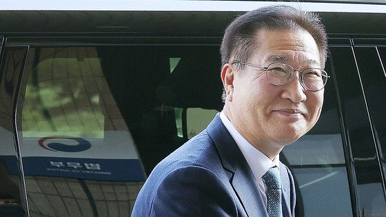 한덕수 대통령 권한대행으로부터 헌법재판소 재판관 후보로 지명된 이완규 법제처장이 9일 국회 법제사법위원회 전체회의가 정회된 뒤 이동하고 있다. 김성룡 기자