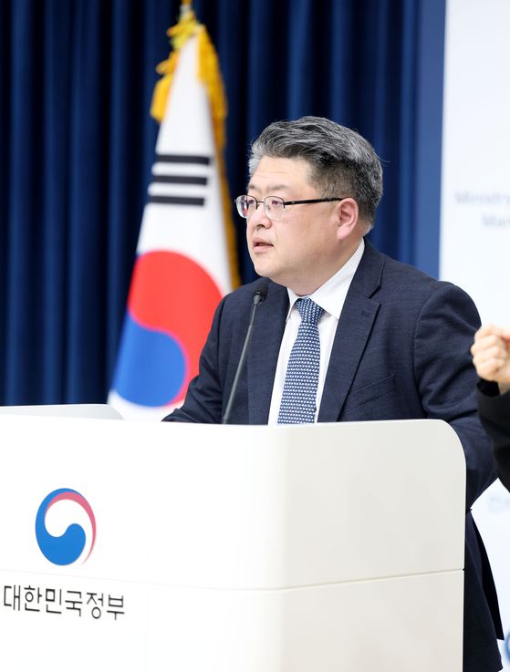 천지윤 인사혁신처 윤리복무국장이 10일 세종시 정부세종청사에서 국가공무원 복무규정 개정안 입법예고와 관련해 브리핑을 하고 있다. 사진 인사혁신처