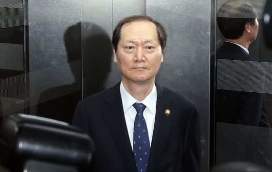 10일 오후 서울 종로구 재동 헌법재판소에서 열린 박성재 법무부장관 탄핵 심판 선고를 하기 위해 재판관들이 착석하고 있다. 뉴스1