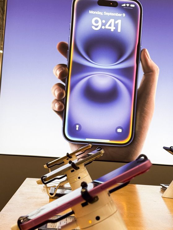 8일(현지시간) 미국 워싱턴 DC의 한 매장에 진열된 애플 아이폰. AFP=연합뉴스