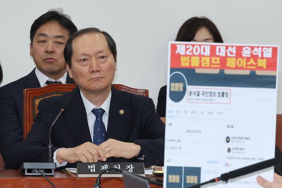 9일 서울 여의도 국회에서 열린 법제사법위원회 전체회의에서 이완규 법제처장이 더불어민주당 장경태 의원의 질의를 듣고 있다. 연합뉴스