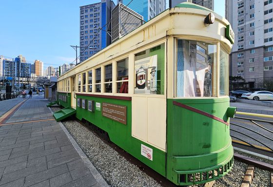 동래 온천 마을을 상징하는 전차. 관광객이 동래 온천의 역사를 알 수 있도록 설치했다.