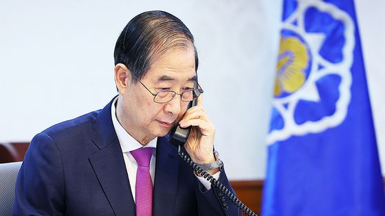 한덕수 대통령 권한대행 국무총리가 8일 정부서울청사에서 도널드 트럼프 미국 대통령과 전화 통화를 하고 있다. 사진 국무총리실