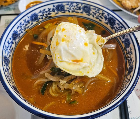 동래의 동네 중국집 '미미향'의 짬뽕. 계란프라이 얹은 짬뽕은 처음 먹어봤다.