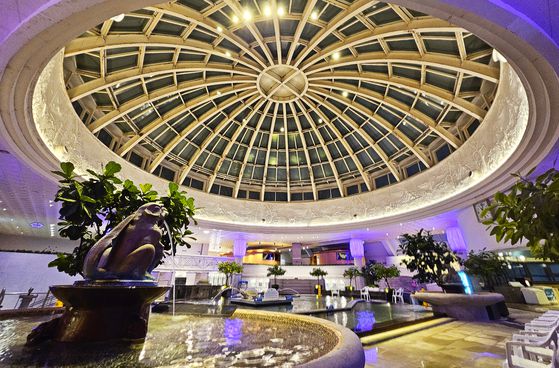 농심호텔의 온천탕 '허심청'. 남탕 여탕 모두 2000명씩 동시에 수용할 수 있는 초대형 목욕탕이다.