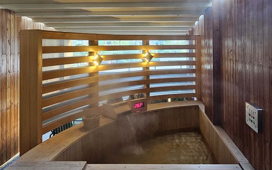 농심호텔 온천 객실의 노천탕. 호텔 객실에서도 온천욕을 즐길 수 있다.