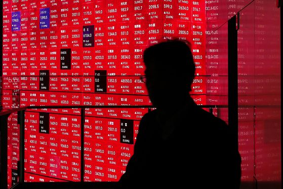 트럼프 정부의 오락가락 관세 정책에 세계 금융시장이 ‘롤러코스터’를 타고 있다. 지난 7일(현지시간) 증시 추락으로 파랗게 물들었던 일본 도쿄 시내의 주가지수 전광판(위 사진)이 관세 유예 발표 이후인 10일 주가가 일제히 오르며 붉은색으로 바뀌었다. [AFP=연합뉴스]