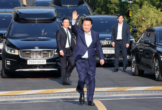 윤석열 전 대통령이 1일 오후 서울 용산구 한남동 대통령 관저를 떠나기 앞서 정문 앞에서 자유대학 소속 학생들과 인사를 나누고 있다. 전민규 기자