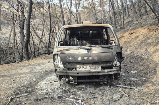 22일 경남 산청군 대형 산불을 진화하다 불길에 휩싸인 창녕군 소속 산불전문예방진화대가 당시 타고 갔던 산불진화차가 뼈대만 남고 불에 타버렸다. 자료=산청 산불피해 현장 확인 보고서