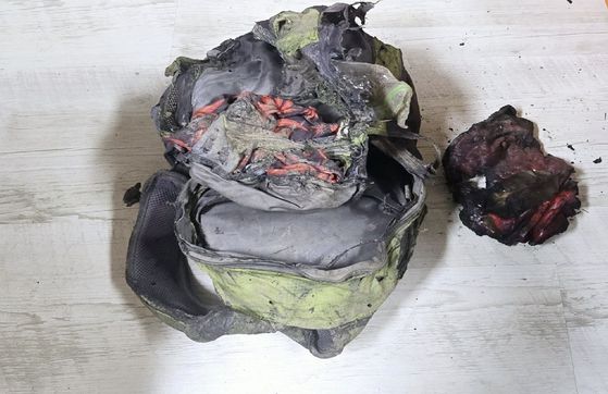 22일 경남 산청군 대형 산불을 진화하다 불길에 휩싸인 창녕군 소속 산불전문예방진화대가 당시 착용했던 진화 장비들. 가방(왼쪽)이 불에 녹았고, 안전모는 형체도 알아볼 수 없을 정도로 훼손돼 있다. 자료=산청 산불피해 현장 확인 보고서