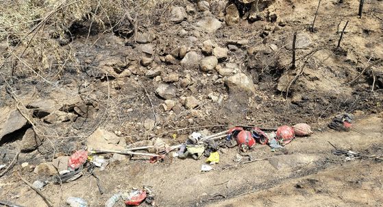 22일 경남 산청군 대형 산불을 진화하다 불길에 휩싸인 창녕군 소속 산불전문예방진화대가 긴급하게 대피했던 산 속 웅덩이. 당시 진화대원들이 착용했던 안전모 등 장비가 불에 타 훼손된 채 널브러져 있다. 자료=산청 산불피해 현장 확인 보고서