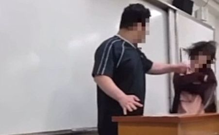 10일 교실에서 교사를 폭행하는 고3 학생 모습. 연합뉴스