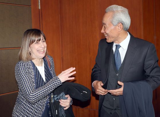 2017년 3월 15일 한ㆍ미 자유무역협정(FTA) 발효 5주년 좌담회가 서울 삼성동 무역센터 접견실에서 열렸다. 김종훈 한ㆍ미 FTA 전 한국측 수석대표(오른쪽)와 웬디 커틀러 전 미국측 수석대표가 반갑게 인사하고 있다. 중앙포토