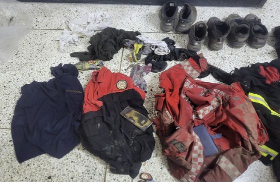 22일 경남 산청군 대형 산불을 진화하다 불길에 휩싸인 창녕군 소속 산불전문예방진화대가 당시 착용했던 진화 장비들. 산불진화복이 군데군데 불에 타 훼손돼 있다. 자료=산청 산불피해 현장 확인 보고서