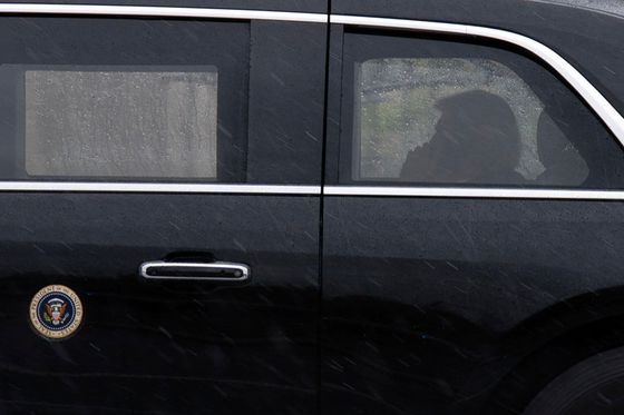 도널드 트럼프 대통령이 11일(현지시간) 금요일 메릴랜드주 베데스다의 월터 리드 육군 의료 센터에 연례 신체검진을 받기 위해 도착하고 있다. AP=연합뉴스