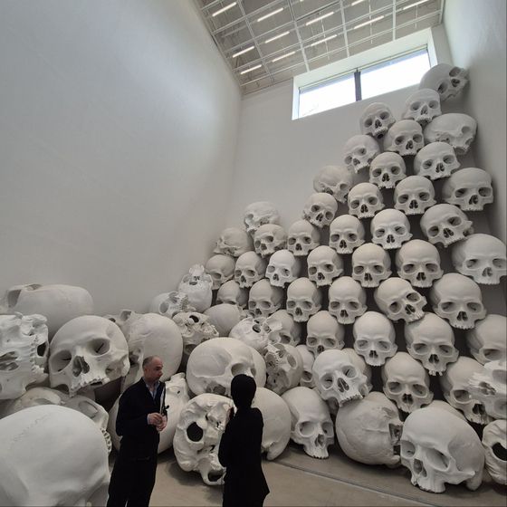 '매스' 앞에 선 론 뮤익 스튜디오 찰리 클라크(왼쪽). 론 뮤익은 천장 가까이 난 창을 통해 층고 14m의 이 전시장에 지하에 있음을, 또 이 미술관이 옛 보안사 건물에 들어섰음을 주목했다. 권근영 기자