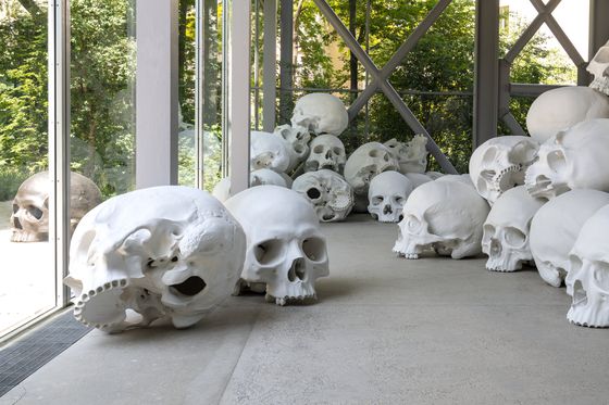 '매스'의 2023년 파리 카르티에 현대미술재단 전시 모습. 높이 쌓아올린 국립현대미술관 전시 모습과 다르다. 사진 카르티에 현대미술재단