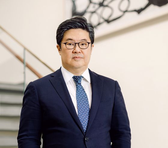 검찰 수사는 MBK의 신용등급 강등 인지 시점 및 채권 투자자 모집의 연관성 등에 따라 김병주 회장으로 뻗어나갈 가능성이 있다. 연합뉴스