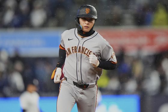 홈런포를 때려낸 뒤 베이스를 도는 이정후. AP=연합뉴스