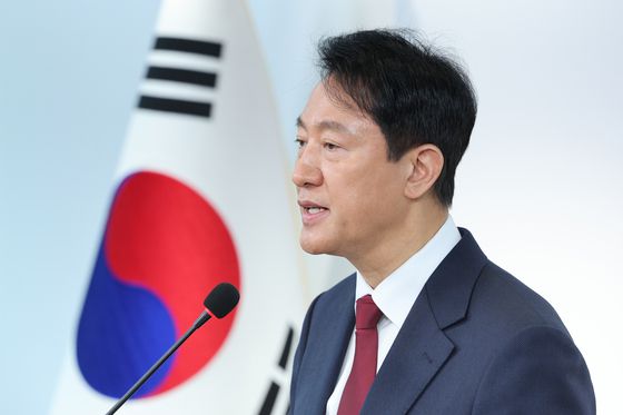 오세훈 서울시장이 12일 오전 서울 여의도 국민의힘 당사에서 가진 긴급 기자회견에서 대선 불출마 선언을 하고 있다. [뉴스1]