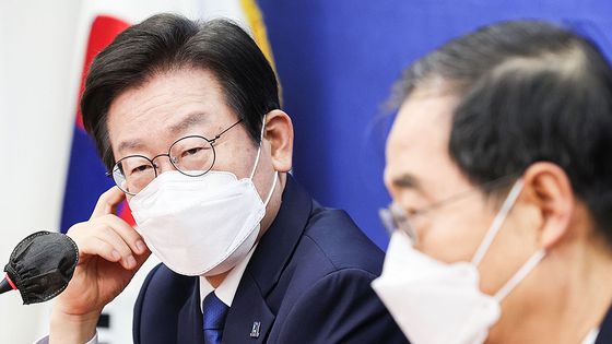 이재명 더불어민주당 대표(왼쪽)와 한덕수 국무총리. 김경록 기자