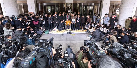 2018년 11월 일제 강제징용 피해자들이 미쓰비시중공업을 상대로 낸 손해배상 청구 소송 2건에서 모두 승소했다. 지금은 고인이 된 김성주 할머니는 당시 휠체어에 앉아 "일본은 사과하고 즉각 배상해 주기 바란다"고 말했다. 뉴스1