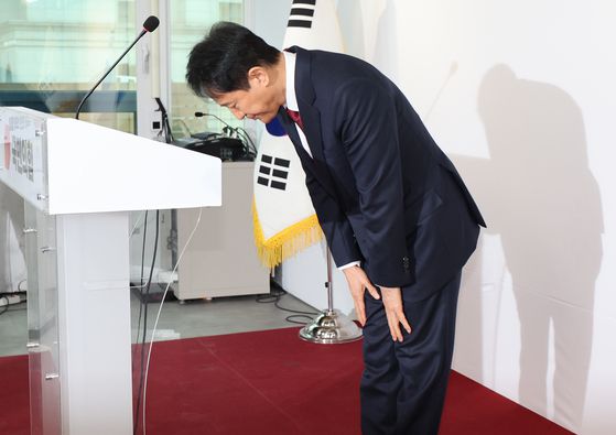 오세훈 서울시장이 12일 서울 여의도 국민의힘 당사에서 대선 불출마를 선언한 뒤 인사하고 있다. [연합뉴스]