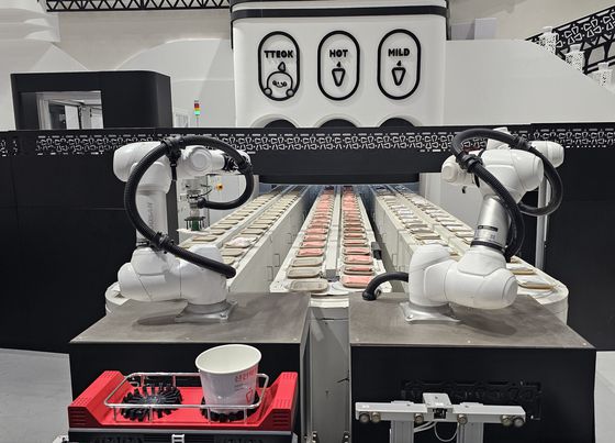 밀또봇이 자동화 시스템으로 떡볶이 밀키트를 만드는 과정을 살펴볼 수 있는 마이 컵 떡볶이 팩토리.