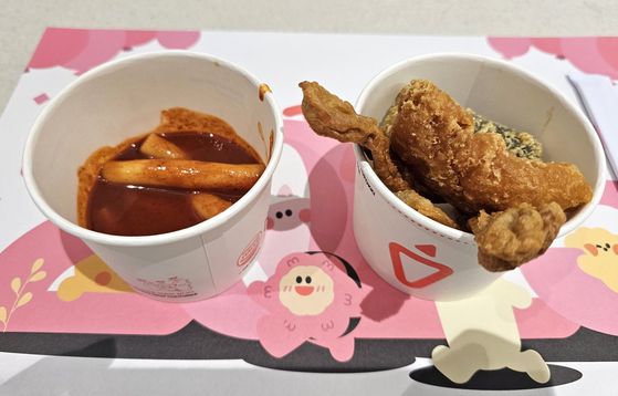 신전 밀에서는 순한맛 떡볶이와 오뎅·김말이·만두·통살오징어튀김을 직접 맛볼 수 있다.