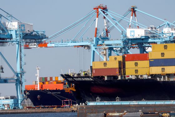지난 10일 미국 뉴저지의 한 항구에서 콘테이너를 실은 배가 정박해있다. 로이터=연합뉴스