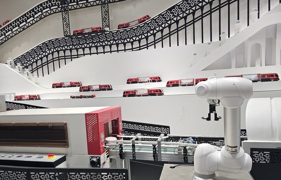 밀또봇이 자동화 시스템으로 떡볶이 밀키트를 만드는 과정을 살펴볼 수 있는 마이 컵 떡볶이 팩토리.