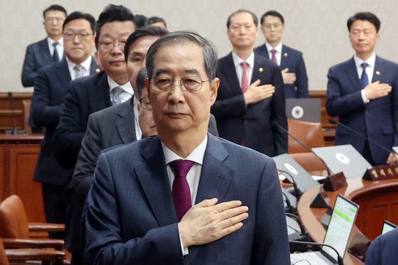 2017년 3월 15일 황교안 당시 대통령 권한대행 국무총리가 대선 불출마를 선언하기 전 임시 국무회의에 입장하는 모습. 청와대사진기자단