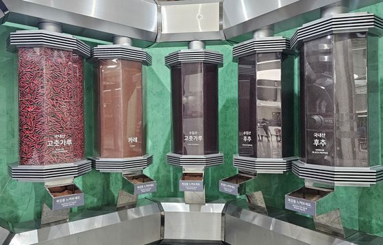 신전뮤지엄 이노베이션 랩에서는 고춧가루·후추·카레 등의 재료를 색모래로 표현해 촉감 놀이도 할 수 있다.