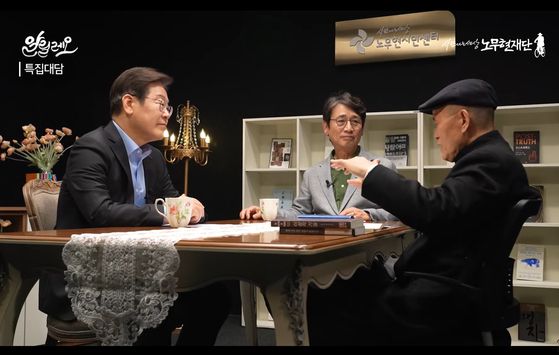 (서울=뉴스1) = 더불어민주당 대권주자인 이재명 전 대표가 알릴레오 특집대담 '위기의 대한민국, 새 정부의 과제는?'에 출연해 도올 김용옥, 유시민 작가와 대담하는 영상이 15일 공개됐다. (사람사는세상 노무현재단 제공, 재판매 및 DB 금지) 2025.4.15/뉴스1