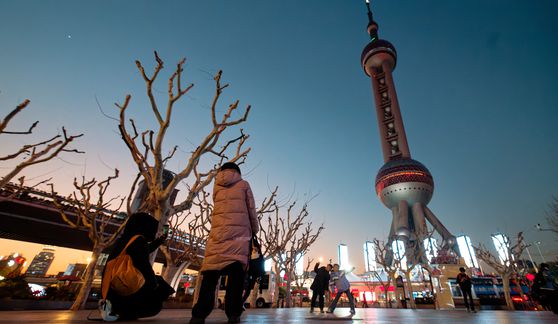 지난 1월 중국 상하이 시민들이 동방명주타워 앞에서 기념사진을 찍고 있다. 하동환 전 국정원 대공수사단장은 2011년 3월 북한 공작원과 남한 스파이 접선 장면을 채증하기 위해 이곳을 찾았다. 사진은 기사와 직접 관계없음. EPA=연합뉴스