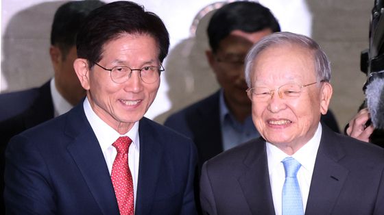 제21대 대통령선거에 출마하는 김문수 후보가 15일 오후 서울 마포구 한국경영자총협회에서 손경식 회장과 차담회를 갖기 위해 이동하고 있다. 공동취재=뉴스1