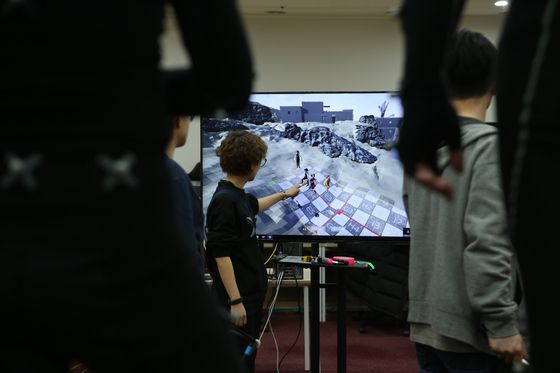 '킹 오브 킹스'는 보추얼 프로덕션 플랫폼을 구축해 제작했다. 가상 환경을 세팅해 놓고 모션 캡처 장치를 한 실제 배우들이 연기해 수정과 재편집 과정을 거쳐 최종본을 완성했다. . [사진 모팩스튜디오]