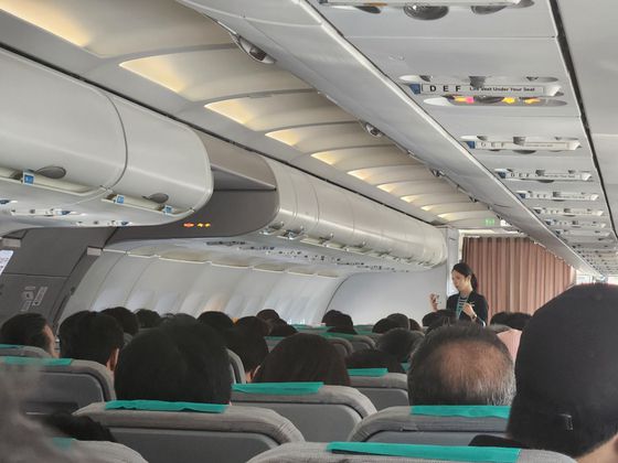 제주공항과 에어서울 항공사 관계자들이 15일 오전 제주공항에서 멈춰선 에어서울 해당항공기 밖에서 상황을 수습 중이다. 독자제공