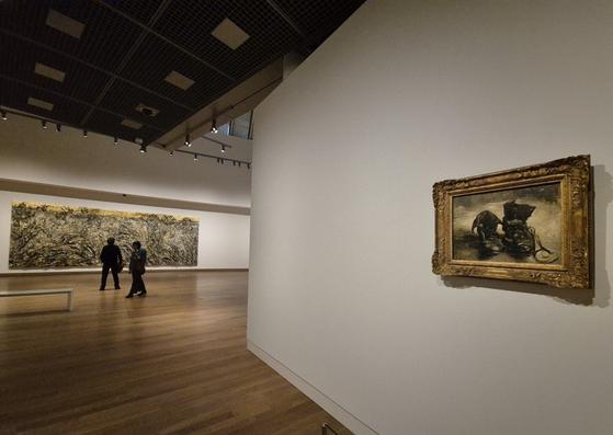 반 고흐의 ‘구두’(오른쪽)과 함께 보이는 안젤름 키퍼의 ‘라임 나무 아래서’(2019). 암스테르담=권근영 기자